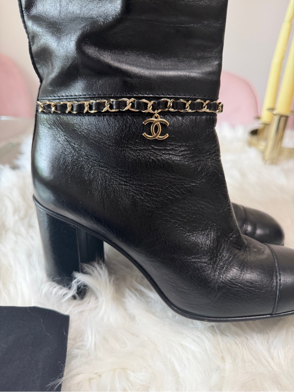 Chanel leather tall boots with a gold CC chain detail and block heel - Picture 2 of 10